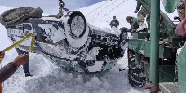 Army rescue stranded vehicles, civilians at Khardung-La