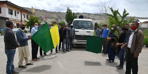 Director RDD flags off waste management vehicles for 6 blocks