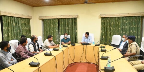 Taxi Union Kargil meets Divisional Commissioner