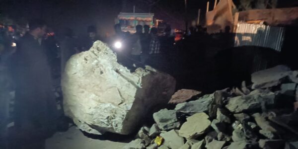 Rockslide blocks Srinagar-Leh highway, six families had a close shave