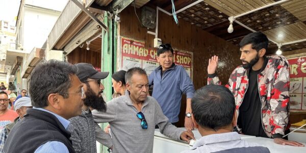 Dy Chairman inspects Leh markets to oversee sale of unhygienic Chicken