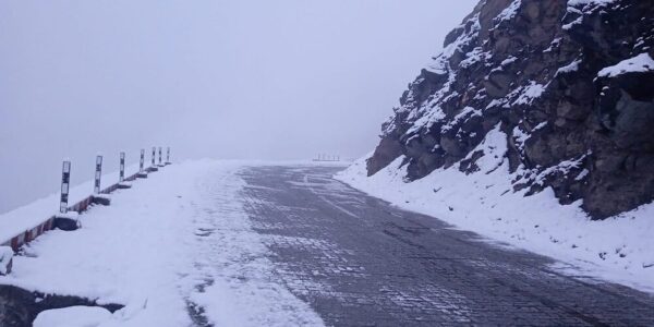 Traffic Remain Undisturbed Despite Poor Weather Condition at Zojila Pass