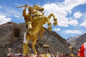 H.H Drikung Kyabgon consecrates & inaugurates Wanla Lonpo Statue at Wanla Monastery