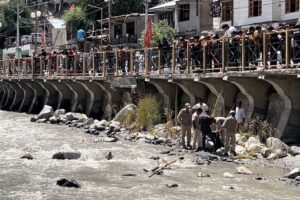 Kargil – Police resuced Nepali Man After Suicide Attempt in Suru River