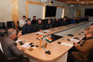 Delegation of Indian ice hockey men’s team comprising players from Ladakh calls on LG Mishra