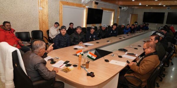 Delegation of Indian ice hockey men’s team comprising players from Ladakh calls on LG Mishra