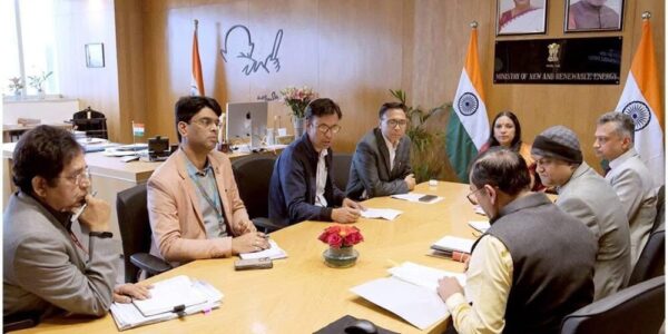 MP Ladakh Mohd Hanefa Jan and EC Er. Punchok Tashi meet Secretary MNRE in Delhi