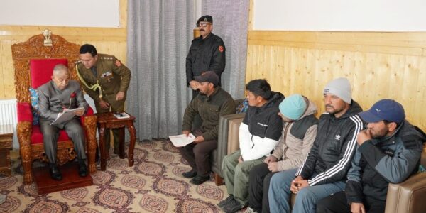 Delegation of casual labourers/daily-rated workers of Sub-Transmission Division Kargil calls on LG
