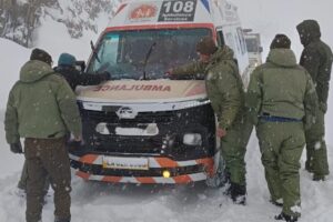Menamarg Police Facilitates Safe Passage of Ambulance Through Zojila Amid Heavy Snowfall