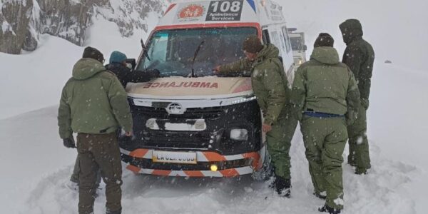 Menamarg Police Facilitates Safe Passage of Ambulance Through Zojila Amid Heavy Snowfall