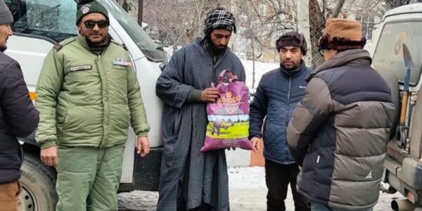 District Administration of Kargil distributes ration among drivers/helpers of stranded vehicles