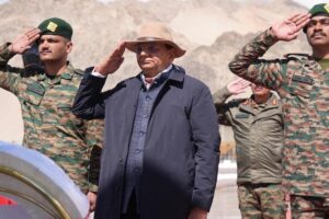 LG Vinai Kumar Saxena Pays Tribute to Martyrs at Leh’s Hall of Fame