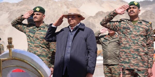 LG Vinai Kumar Saxena Pays Tribute to Martyrs at Leh’s Hall of Fame