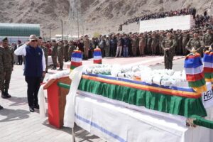 LG Vinai Kumar Saxena Pays Tribute to Kargil War Hero Col Sonam Wangchuk (Retd) MVC at Leh Funeral