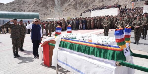 LG Vinai Kumar Saxena Pays Tribute to Kargil War Hero Col Sonam Wangchuk (Retd) MVC at Leh Funeral